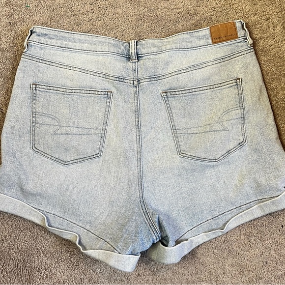 American Eagle Women's Size 14Distressed Cuffed Mom Jean Shorts Light Wash Blue - Picture 6 of 9